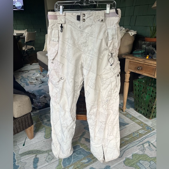 Fabulous 686 men’s snowboard/ski jacket and pants. Size small. Selling together - Picture 7 of 15